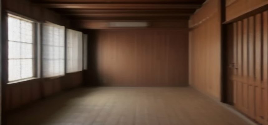 色漫导航编辑团队在明亮的开放式办公室内协作讨论，屏幕上展示漫画资讯整理界面，氛围专注而富有创意